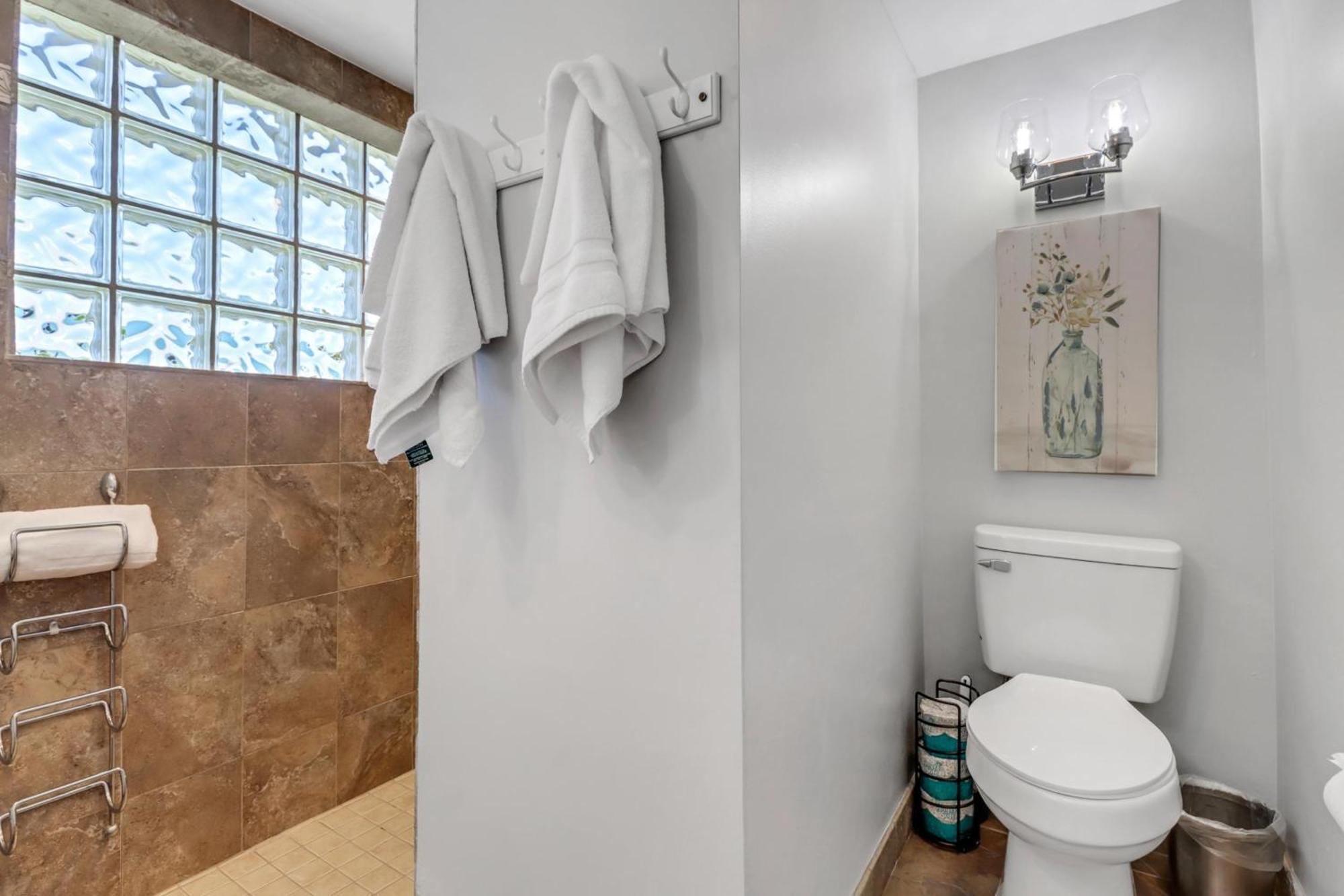 ליבוניה Inviting Lakeview Home L Pool L Close To Beaches מראה חיצוני תמונה