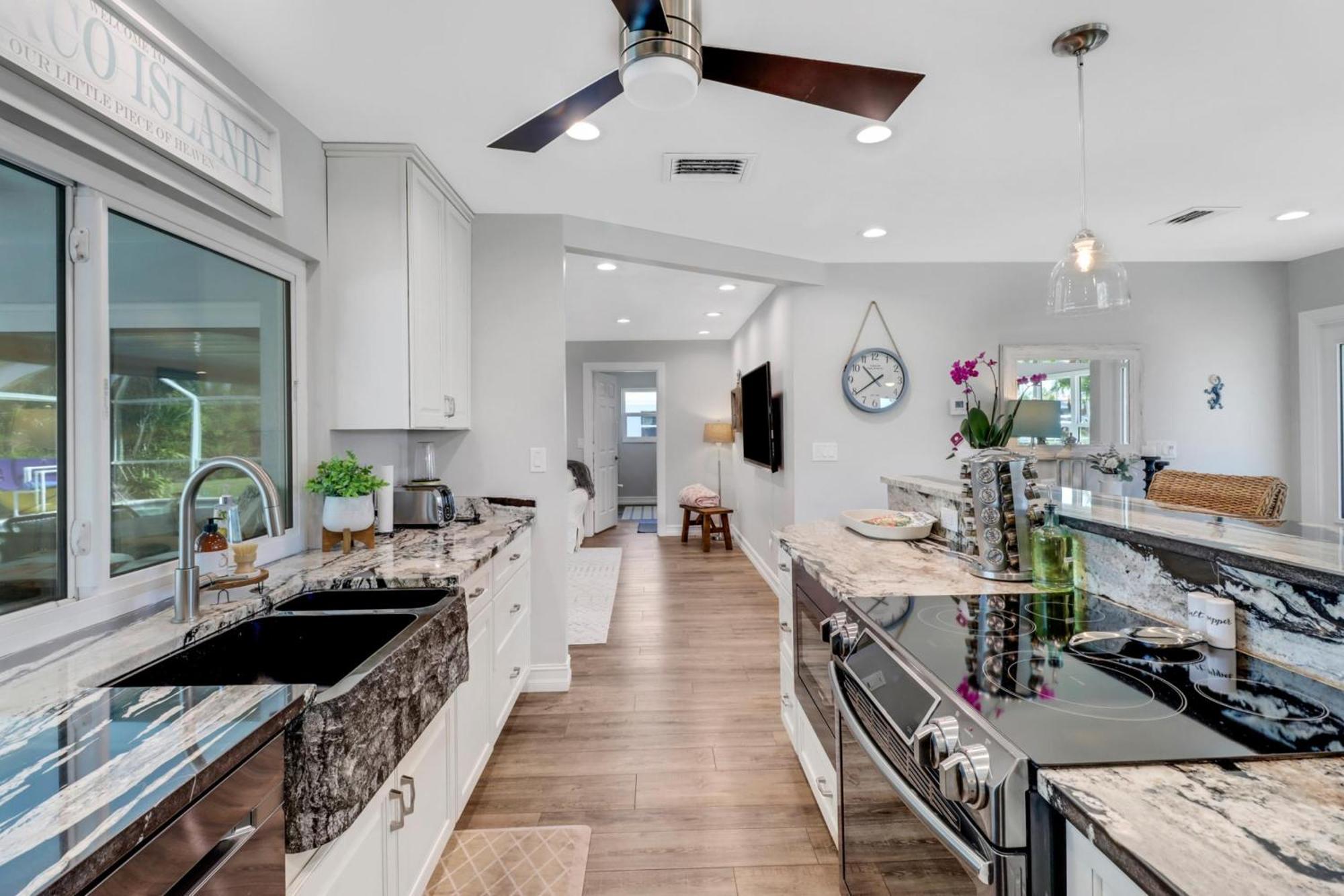 ליבוניה Inviting Lakeview Home L Pool L Close To Beaches מראה חיצוני תמונה